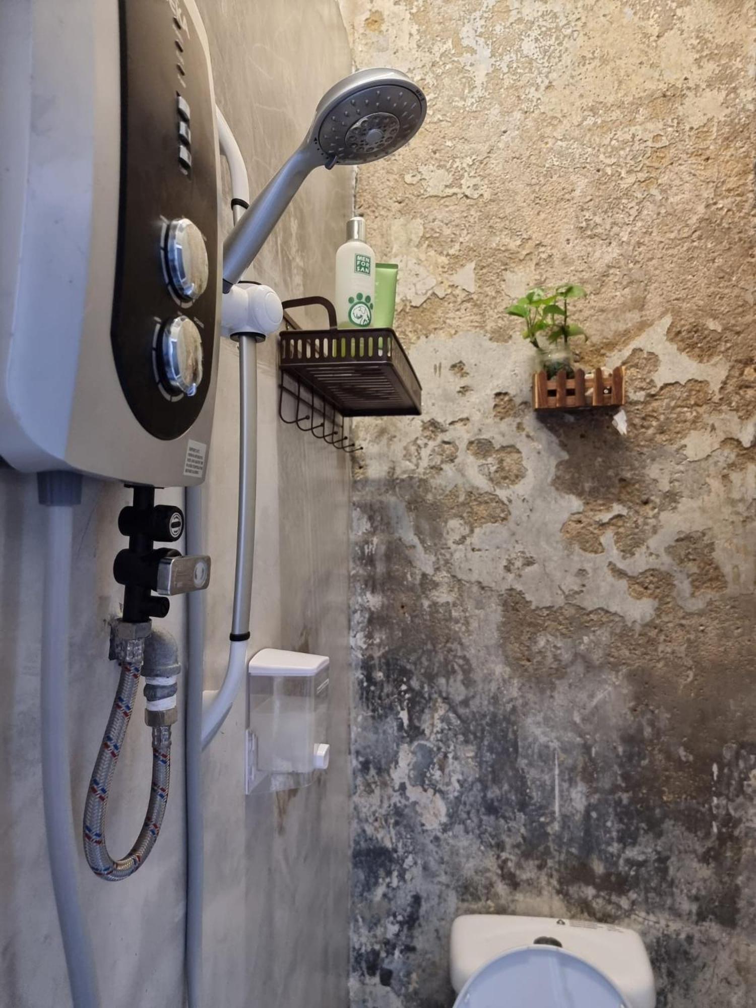 Vspace Guesthouse Capsule & Cafe Малакка Экстерьер фото